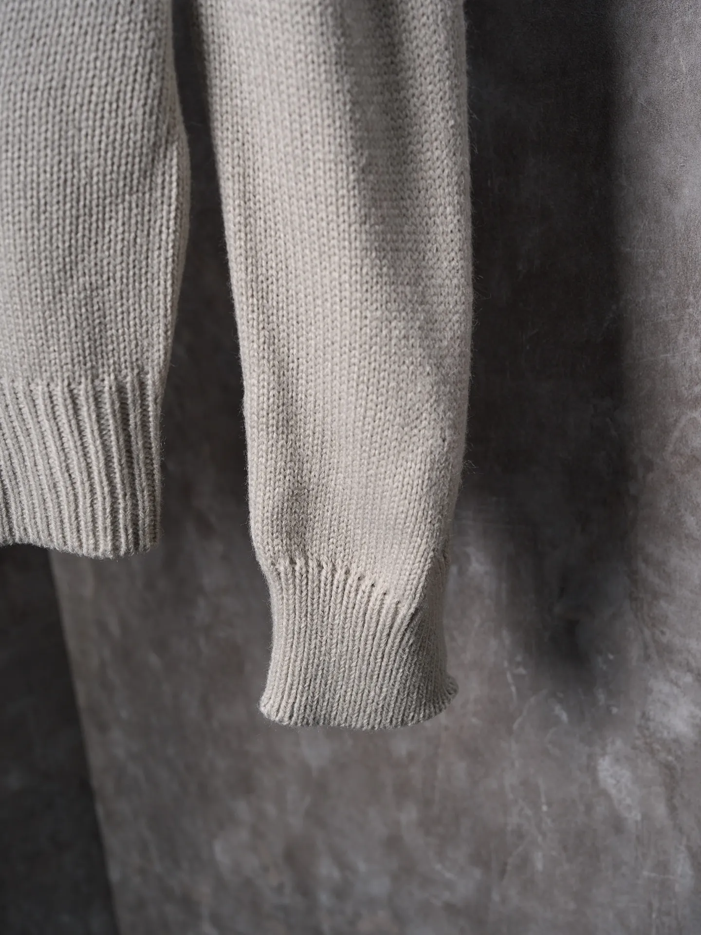 P410 Actual auction】Stonesland/Stone Island knitted round neck long-sleeved sweater with embroidered arm logo [Color] Black Gray Apricot [Ready Stock] S M L XL Made of 30% wool, 50% cotton, 20% spandex. The arm embroidery logo is made of double-layer soft leather, with embroidery logo technology on the surface and embellishment with the brand logo. Comes with laser engraved metal buttons. Garment washing-fixing color-fixing pattern-removing wool impurities.  This style is woven with a 7-needle imported machine, with knitted threads on the neck and hem, and embroidered logos on the arms to present the brand vision.